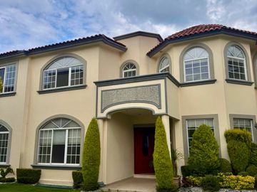 Casa en condominio exclusivo en interlomas con jardín y seguridad