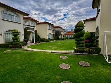 Casa en condominio exclusivo en interlomas con jardín y seguridad