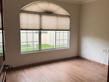 Casa en condominio exclusivo en interlomas con jardín y seguridad
