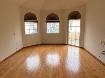 Casa en condominio exclusivo en interlomas con jardín y seguridad