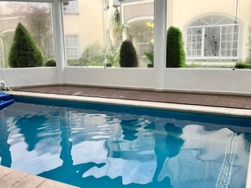 Casa en condominio exclusivo en interlomas con jardín y seguridad