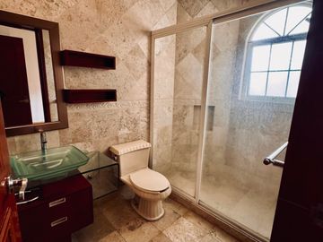 Casa en condominio exclusivo en interlomas con jardín y seguridad