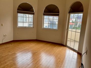 Casa en condominio exclusivo en interlomas con jardín y seguridad