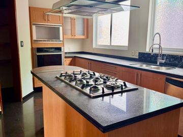 Casa en condominio exclusivo en interlomas con jardín y seguridad