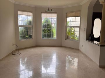 Casa en condominio exclusivo en interlomas con jardín y seguridad
