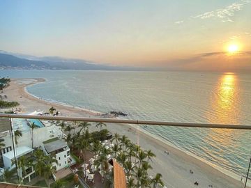 Departamento de lujo en Icon Vallarta con acceso a playa – 4 recámaras y amenidades exclusivas.