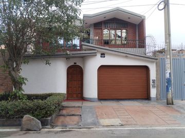 VENTA DE CASA EN LOS PORTALES DE JAVIER PRADO – ATE