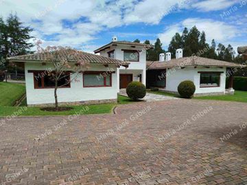 EN VENTA CASA DE LUJO DE 1 PLANTA, DE 4 DORMOTORIOS Y UNA SUITE  CON ESTUDIO, EN PIFO, A 5MIN DE LA RUTA VIVA