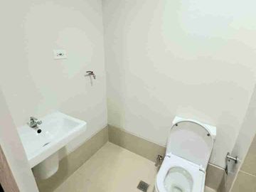 Ready-to-Turnover Studio w/ Balcony – Prime Location for Rental Income!