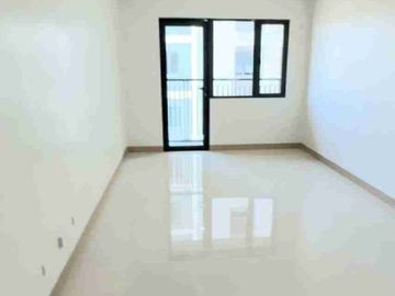 Ready-to-Turnover Studio w/ Balcony – Prime Location for Rental Income!