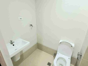 Ready-to-Turnover Studio w/ Balcony – Prime Location for Rental Income!