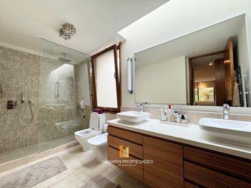 Casa en venta, Camino Real. Mediterránea en condominio interior. Colegio Everest, Craighouse, Monte Tabor