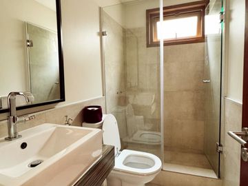 Casa en venta, Camino Real. Mediterránea en condominio interior. Colegio Everest, Craighouse, Monte Tabor
