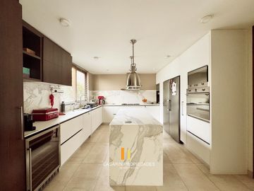 Casa en venta, Camino Real. Mediterránea en condominio interior. Colegio Everest, Craighouse, Monte Tabor