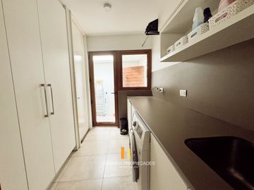 Casa en venta, Camino Real. Mediterránea en condominio interior. Colegio Everest, Craighouse, Monte Tabor