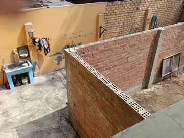 VENTA DE CASA CHACLACAYO 3 DEPARTAMENTOS ALFONSO COBIAN COCHERAS 200M2 $155,000
