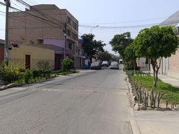VENTA DE CASA CHACLACAYO 3 DEPARTAMENTOS ALFONSO COBIAN COCHERAS 200M2 $155,000