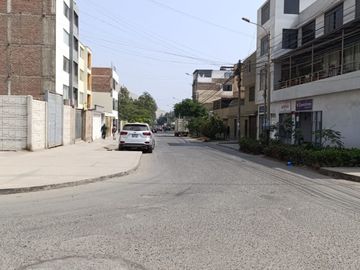 VENTA DE CASA CHACLACAYO 3 DEPARTAMENTOS ALFONSO COBIAN COCHERAS 200M2 $155,000