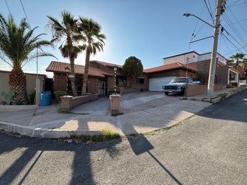 CAMPANARIO OPORTUNIDAD CASA EN DESNIVELES CON ALBERCA ABAJO VALOR DE AVALUO