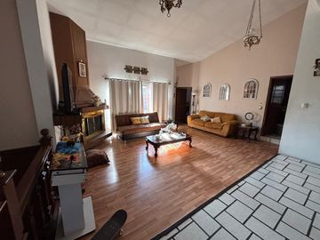 CAMPANARIO OPORTUNIDAD CASA EN DESNIVELES CON ALBERCA ABAJO VALOR DE AVALUO