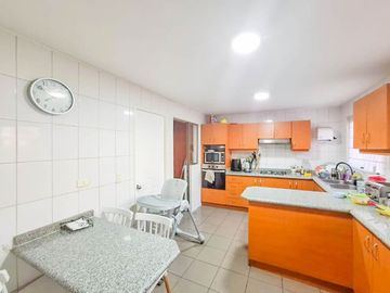 Hermosa casa 4D+3B en condominio muy seguro