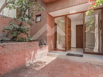3 D, 3 B, Sala De Estar, Escritorio, Serv Completos. Jardín con piscina