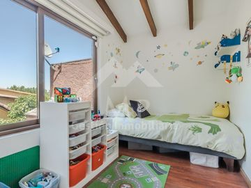3 D, 3 B, Sala De Estar, Escritorio, Serv Completos. Jardín con piscina