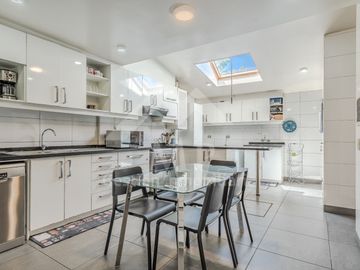 3 D, 3 B, Sala De Estar, Escritorio, Serv Completos. Jardín con piscina