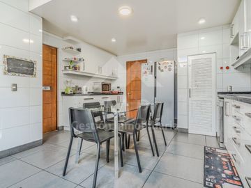3 D, 3 B, Sala De Estar, Escritorio, Serv Completos. Jardín con piscina
