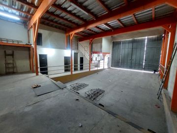 Venta de bodega y oficina pie de via Duran Tambo 325m2 con camaras frias