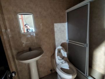 Venta de bodega y oficina pie de via Duran Tambo 325m2 con camaras frias
