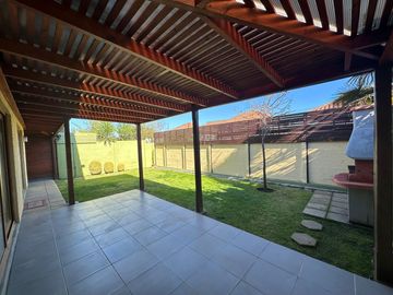 Casa 4d/3b En Condominio, Desocupada