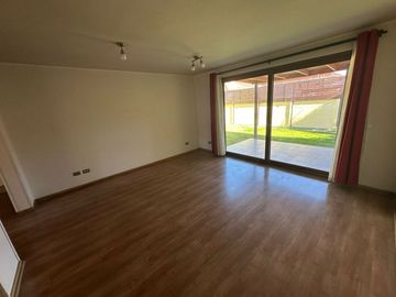 Casa 4d/3b En Condominio, Desocupada