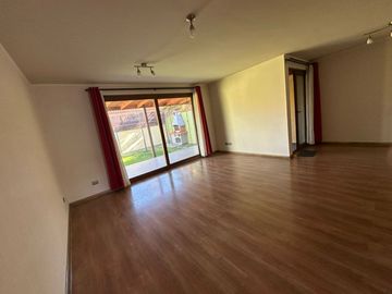 Casa 4d/3b En Condominio, Desocupada