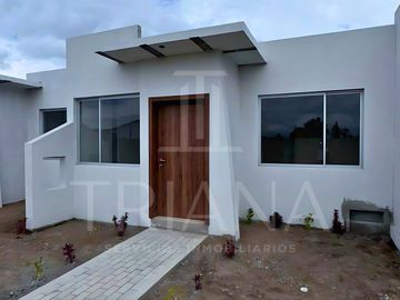 CASAS NUEVAS EN VENTA VIA MARIANITAS CALDERON QUITO