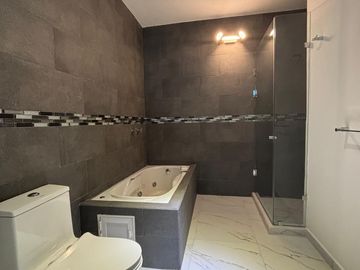 VENTA CASA EN MILENIO III, CON RECAMARA EN PLANTA BAJA, EN COTO CON CASA CLUB