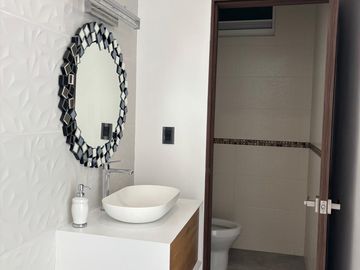 VENTA CASA EN MILENIO III, CON RECAMARA EN PLANTA BAJA, EN COTO CON CASA CLUB