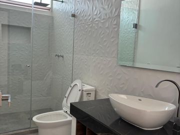 VENTA CASA EN MILENIO III, CON RECAMARA EN PLANTA BAJA, EN COTO CON CASA CLUB