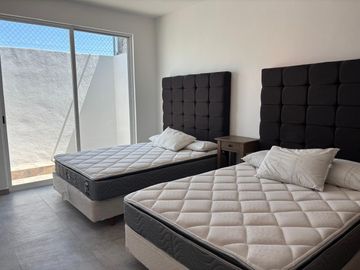 VENTA CASA EN MILENIO III, CON RECAMARA EN PLANTA BAJA, EN COTO CON CASA CLUB