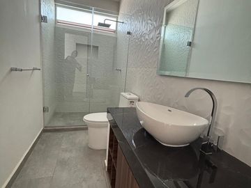 VENTA CASA EN MILENIO III, CON RECAMARA EN PLANTA BAJA, EN COTO CON CASA CLUB