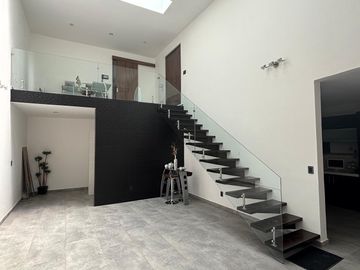 VENTA CASA EN MILENIO III, CON RECAMARA EN PLANTA BAJA, EN COTO CON CASA CLUB