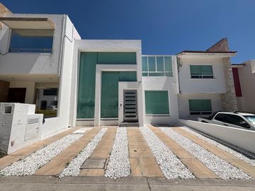 VENTA CASA EN MILENIO III, CON RECAMARA EN PLANTA BAJA, EN COTO CON CASA CLUB