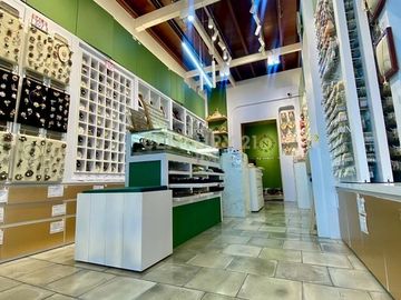 Building for rent in a prime location on Yaowarat Road. Newly renovated, clean, airy, and ready for use. Usable area 107 sq.m. Ref No.62-CB-68010.