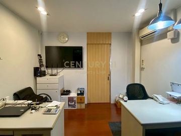 Building for rent in a prime location on Yaowarat Road. Newly renovated, clean, airy, and ready for use. Usable area 107 sq.m. Ref No.62-CB-68010.