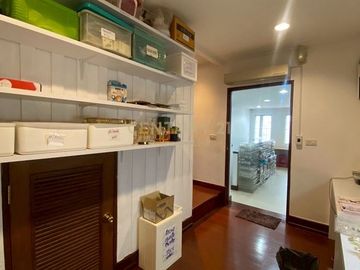 Building for rent in a prime location on Yaowarat Road. Newly renovated, clean, airy, and ready for use. Usable area 107 sq.m. Ref No.62-CB-68010.