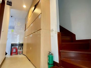 Building for rent in a prime location on Yaowarat Road. Newly renovated, clean, airy, and ready for use. Usable area 107 sq.m. Ref No.62-CB-68010.