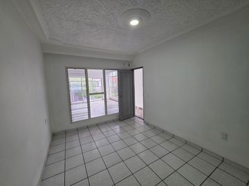 CASA HABITACIÓN EN VENTA EN: Genaro Vega Salazar No. 2518 Col. Heliodoro Hernández Loza, Guadalajara, Jal.