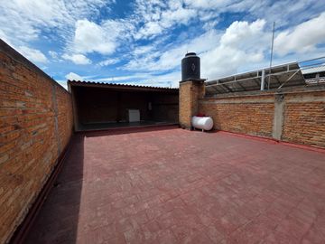 CASA HABITACIÓN EN VENTA EN: Genaro Vega Salazar No. 2518 Col. Heliodoro Hernández Loza, Guadalajara, Jal.
