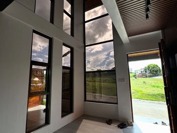 Modern Contemporary Home with Hydro Jacuzzi Spa Near SM Yulo and Nuvali