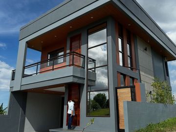 Modern Contemporary Home with Hydro Jacuzzi Spa Near SM Yulo and Nuvali